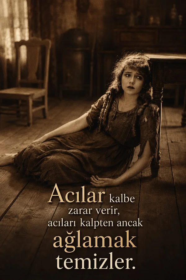 Eski bir odada yere oturmuş üzgün bir genç kızın yer aldığı görselde “Acılar kalbe zarar verir, acıları kalpten ancak ağlamak temizler.” sözü yazıyor.