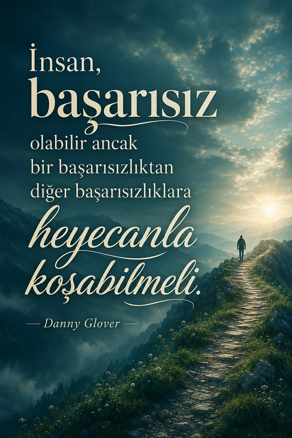 Dağ yolunda yürüyen bir kişi fonunda, “İnsan başarısız olabilir ancak bir başarısızlıktan diğer başarısızlıklara heyecanla koşabilmeli.” sözü bulunuyor.