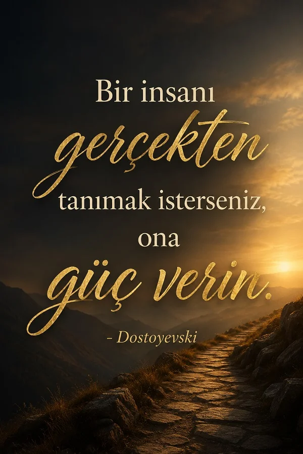 Gün batımında taşlı bir dağ yolu üzerinde, “Bir insanı gerçekten tanımak isterseniz, ona güç verin.” sözü ve Dostoyevski imzası yer alıyor.