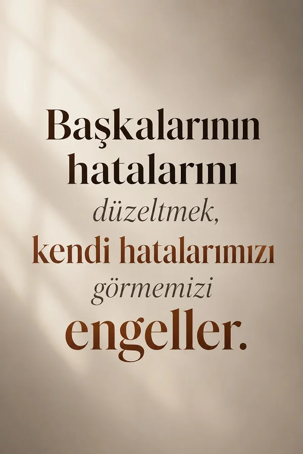 Açık bej arka plan üzerinde, “Başkalarının hatalarını düzeltmek, kendi hatalarımızı görmemizi engeller.” sözünün yer aldığı sade yazı tasarımı.