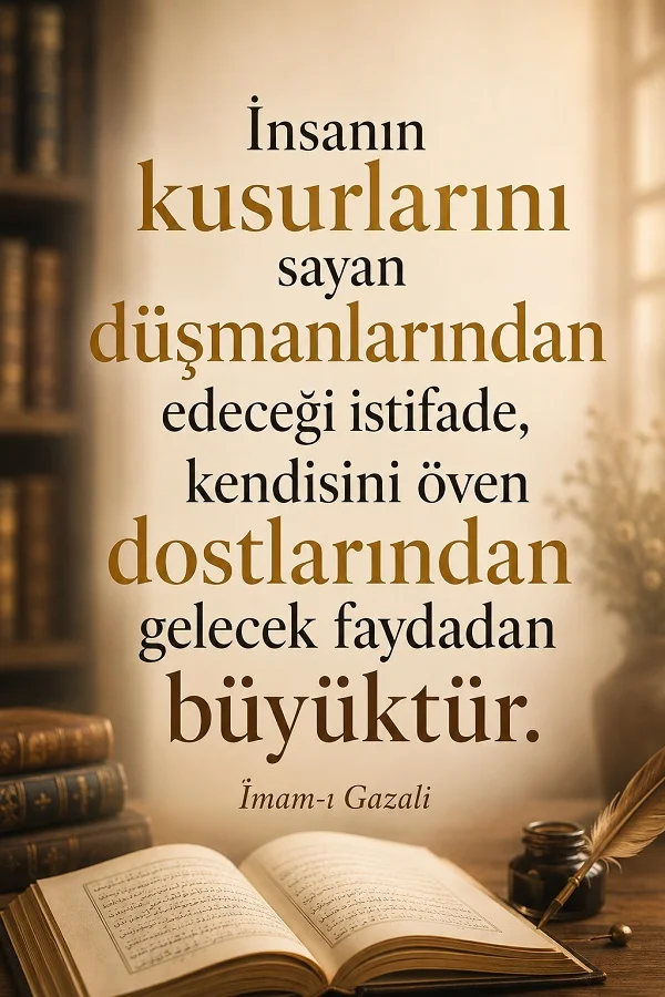 Açık kitap, kitaplık ve masa üzerindeki kalemle hazırlanan görselde “İnsanın kusurlarını sayan düşmanlarından edeceği istifade, kendisini öven dostlarından gelecek faydadan büyüktür. İmam-ı Gazali” sözü yer alıyor.