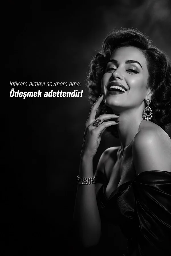 Siyah beyaz şık bir kadın portresi üzerinde, “İntikam almayı sevmem ama; Ödeşmek adettendir!” sözü yer alıyor.