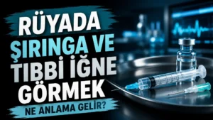 Loş klinik ortamında metal tepsi üzerinde şırınga, tıbbi iğne ve ilaç şişesi; sol tarafta “Rüyada Şırınga ve Tıbbi İğne Görmek Ne Anlama Gelir?” yazısı bulunan blog kapak tasarımı.